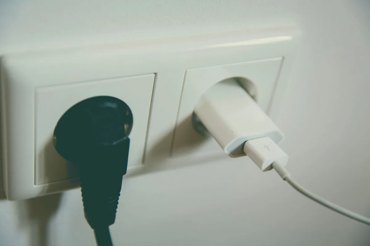 Clavijas enchufadas en una toma doble de pared, lo primero que mira un electricista para saber si falla el aparato o la instalación