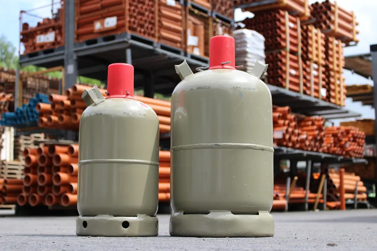Dos bombonas de gas licuado de distinto tamaño, con la tapa roja que protege la válvula