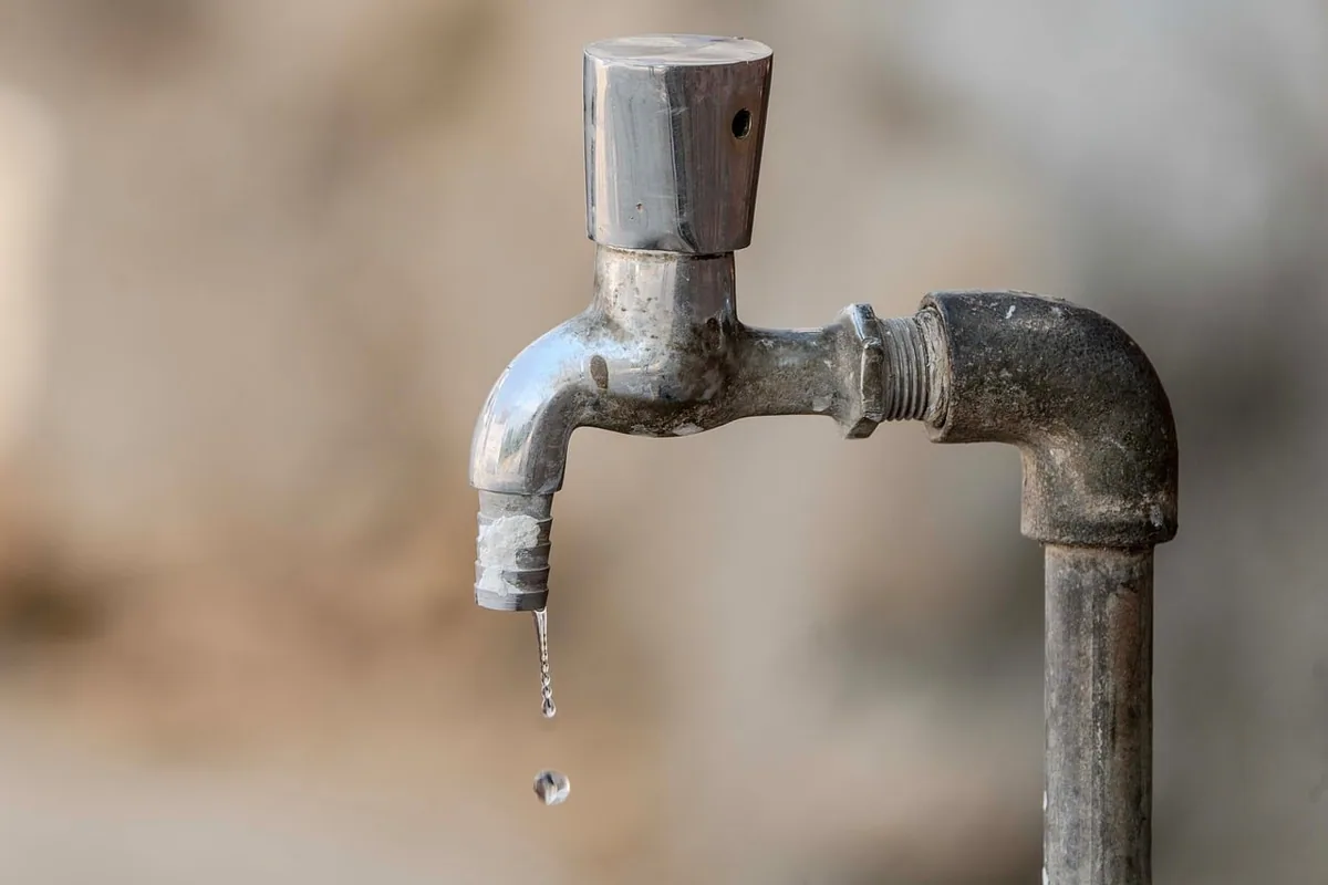 Grifo metálico goteando, una pérdida de agua que conviene revisar, como el goteo constante de la válvula de un termo
