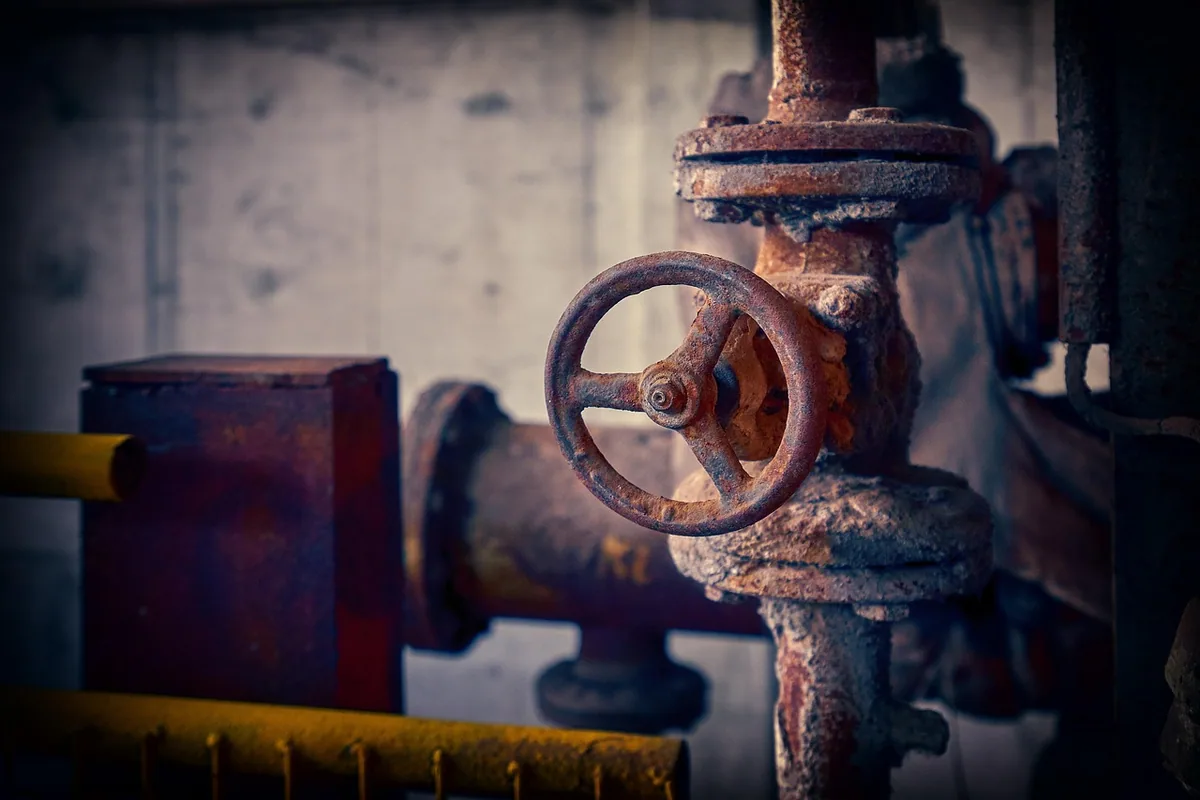 Llave de paso y tuberías de hierro muy oxidadas, la corrosión que el ánodo de magnesio frena dentro del depósito de un termo