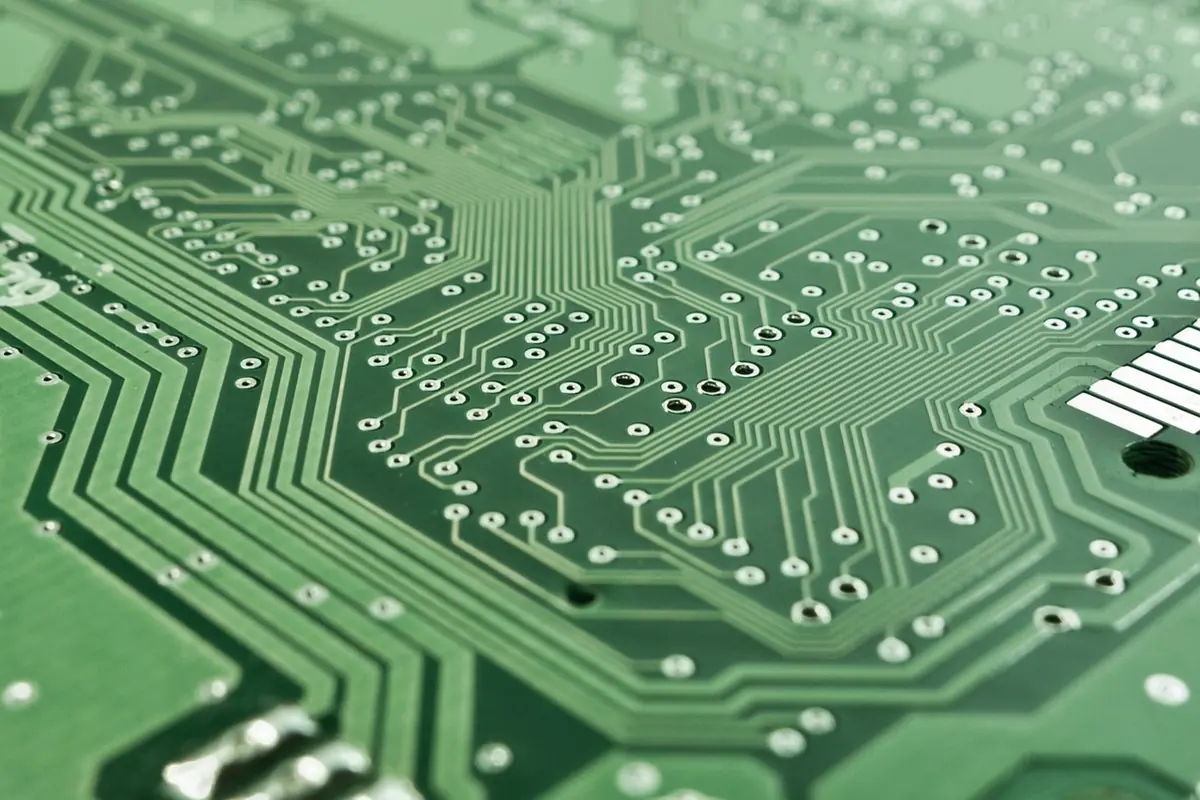 Placa electrónica de circuito impreso vista de cerca, como las que controlan un aire acondicionado