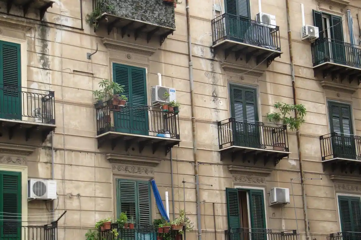 Unidades exteriores de aire acondicionado junto a los balcones de un edificio antiguo