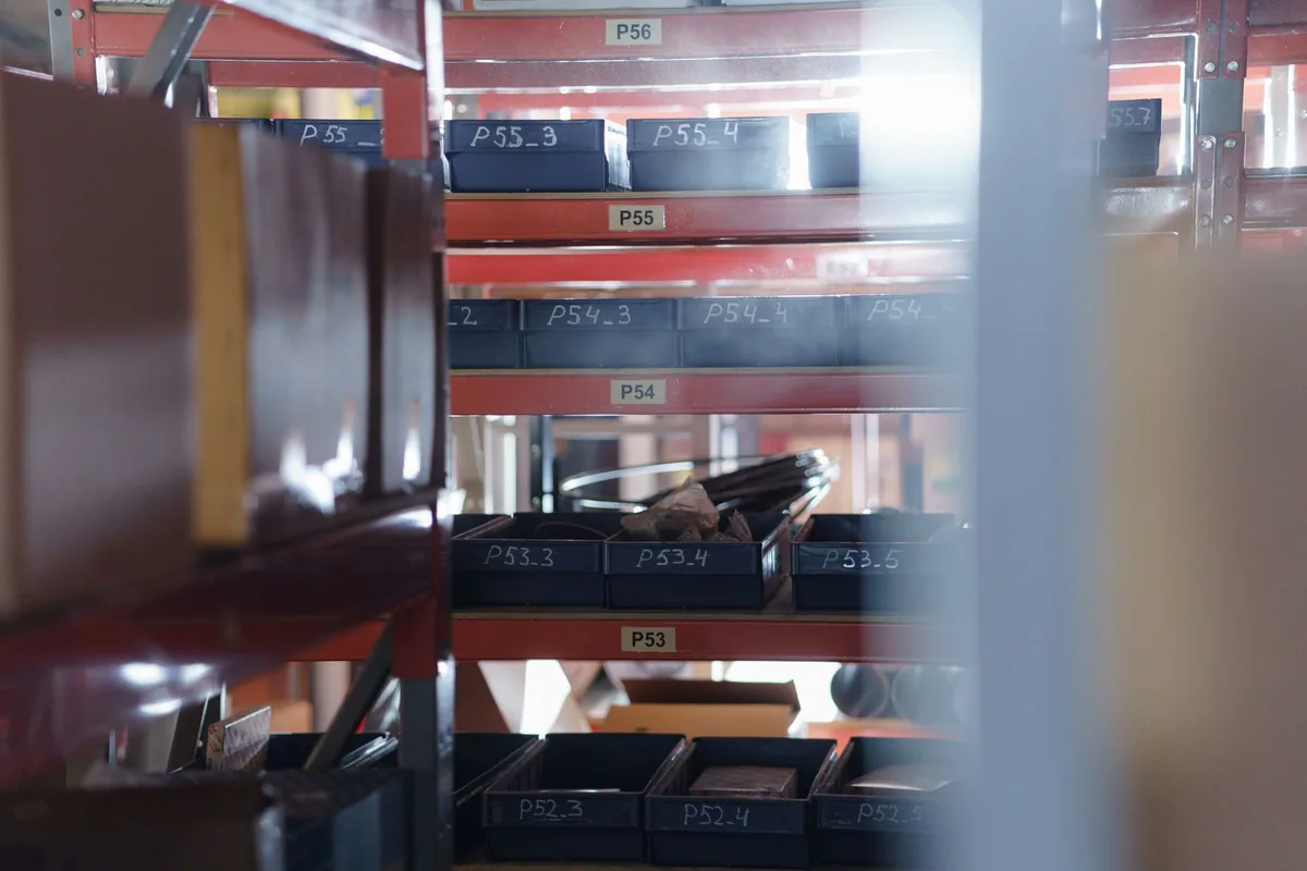 Estanterías de un almacén con cajas de piezas de recambio en huecos numerados