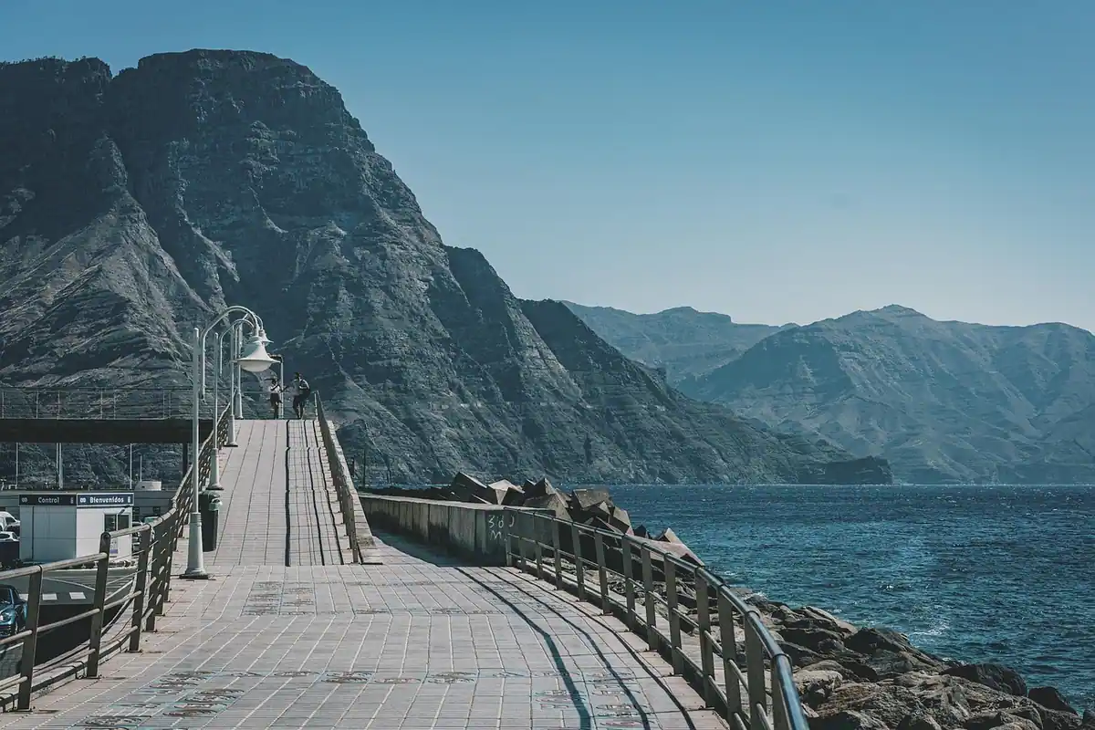 Muelle de Agaete, en Gran Canaria, con el mar y los acantilados del noroeste de la isla
