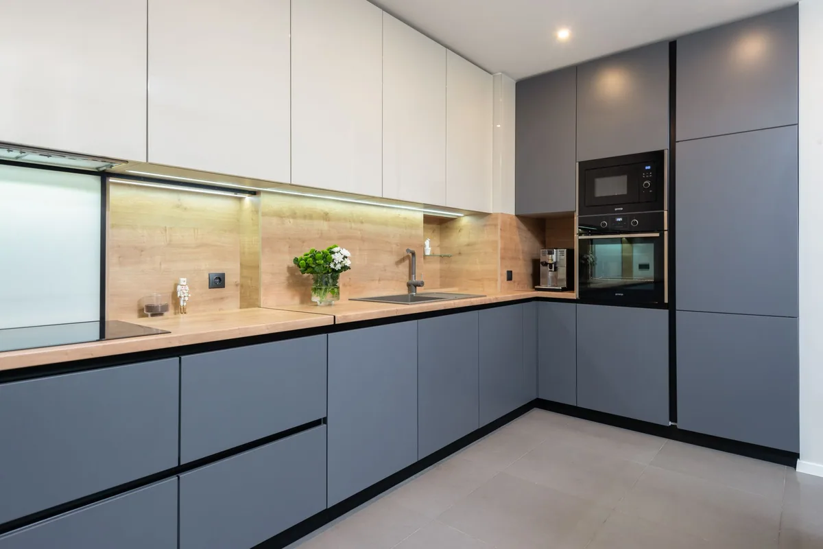 Cocina con un horno y un microondas empotrados en columna junto a la encimera