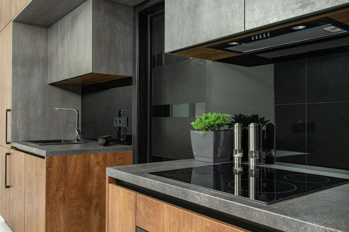 Placa vitrocerámica encastrada en una encimera gris de cocina