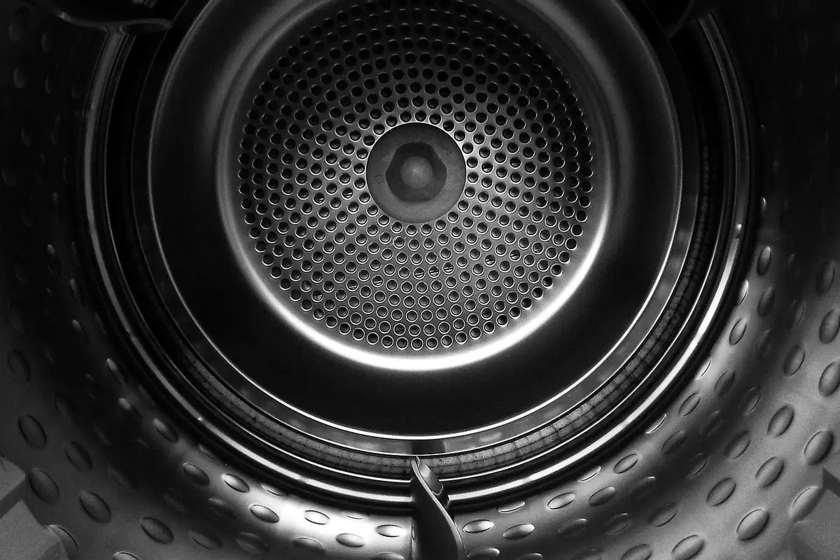 Interior del tambor de acero de una secadora visto desde la puerta