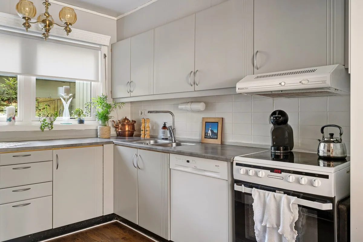 Cocina de pie eléctrica con horno entre los muebles de una cocina doméstica