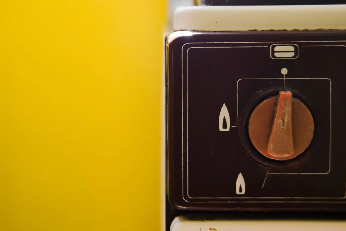 Mando de gas de estilo antiguo en el frontal de una cocina
